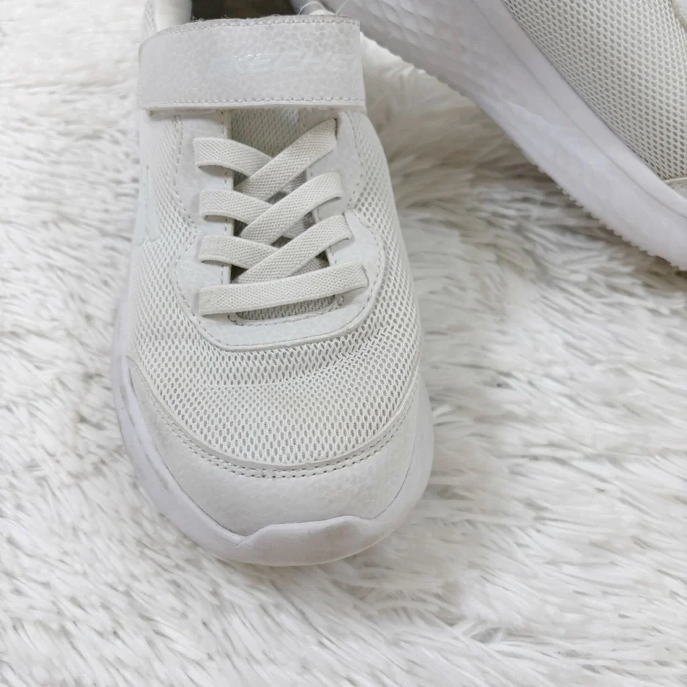 Skechers gently used